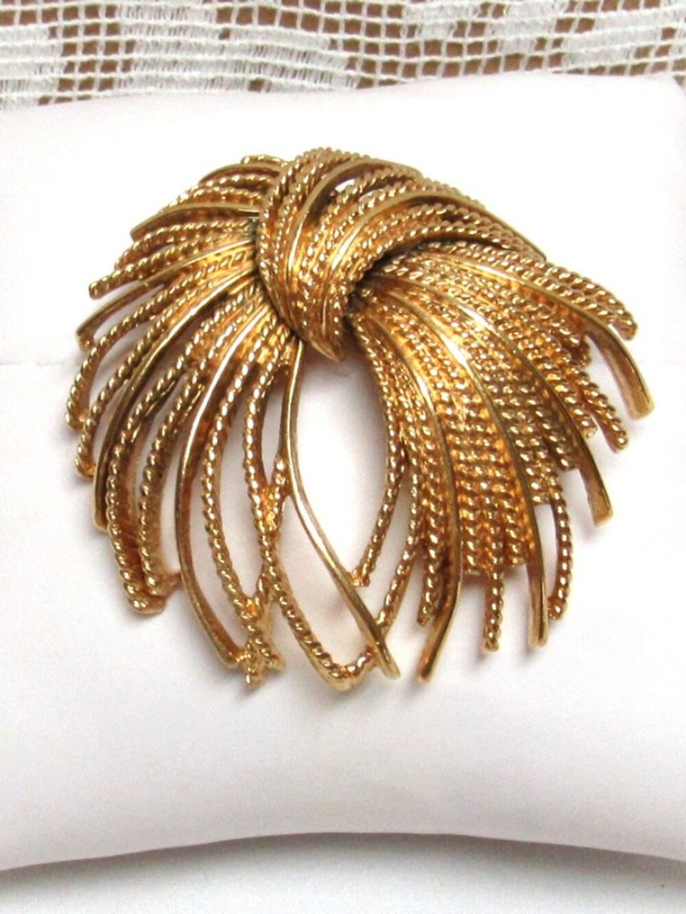 Lovely Vintage MONET PIN BROOCH Bow Big Knotted Rope Bow Gold Tone